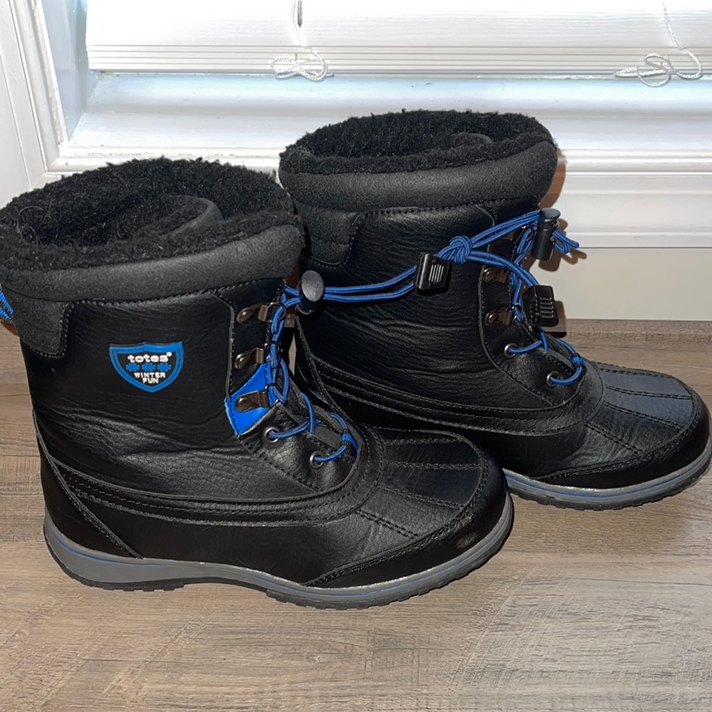 Totes toddler faux fur lined snow boots. Great condition.Some wear. We have pets